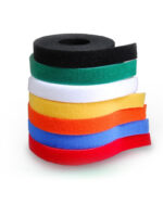 Velcro (sau numele său generic arici velcro) este una dintre marile invenții ale timpurilor moderne. Dacă aveți copii mici, vă va plăcea să coaseți Velcro pe hainele lor, deoarece acestia le pot pune și elimina singuri, lăsându-vă cu câteva minute în plus în ziua voastră. Este ușor și ieftin de achiziționat și poate fi atașat în câțiva pași simpli.