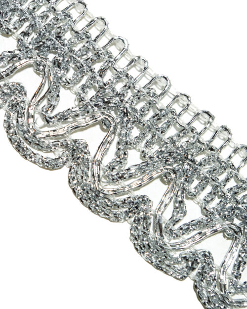 Dantela brodata cu lurex cu aspect metalic argintiu / auriu. Banda lurex dantela.