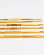 Set 6 crosete metalice colorate; croseta este o unealtă folosită pentru realizarea buclelor în fir sau fire și pentru a le bloca în cusături. Vanzare la Set de 6 bucati.