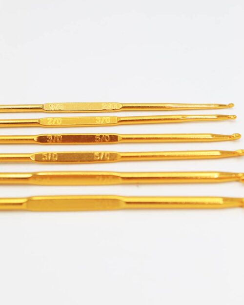 Set 6 crosete metalice colorate; croseta este o unealtă folosită pentru realizarea buclelor în fir sau fire și pentru a le bloca în cusături. Vanzare la Set de 6 bucati.