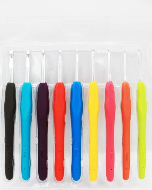 Set 9 crosete metalice colorate cu maner din silicon  - sunt unelte folosite pentru realizarea buclelor în fir sau fire și pentru a le bloca în cusături. Vanzare la Set de 9 bucati.