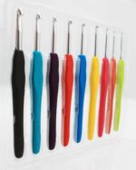 Set 9 crosete metalice colorate cu maner din silicon  - sunt unelte folosite pentru realizarea buclelor în fir sau fire și pentru a le bloca în cusături. Vanzare la Set de 9 bucati.