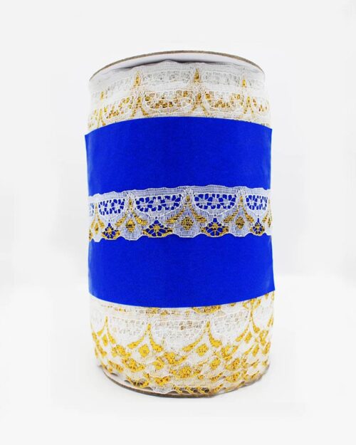 Dantela poliester 200Y  alb cu auriu este o dantela fină ce poate fi folosita pentru a decora bluze, fuste, rochii, lenjerie, etc.
