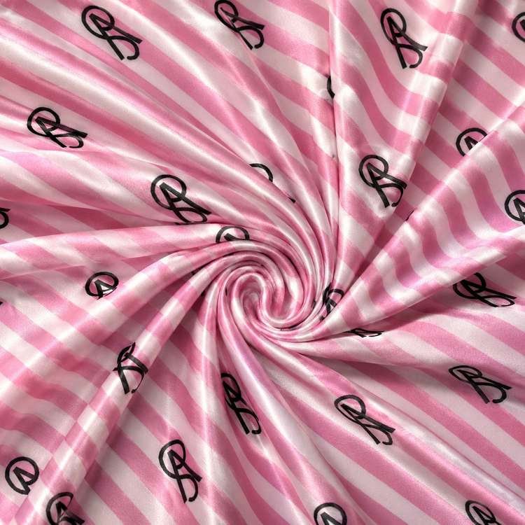 Satin elastic roz cu dungi și imprimeu monogramă