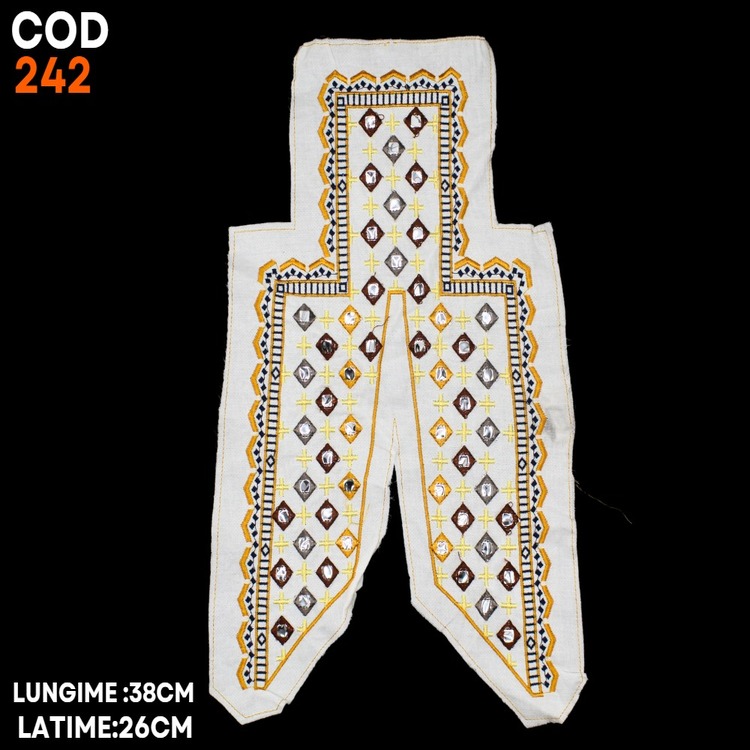 Guler decorativ brodat pe suport textil
