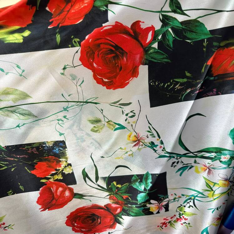 Satin elastic alb cu trandafiri roșii