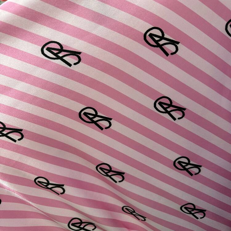 Satin elastic roz cu dungi și imprimeu monogramă