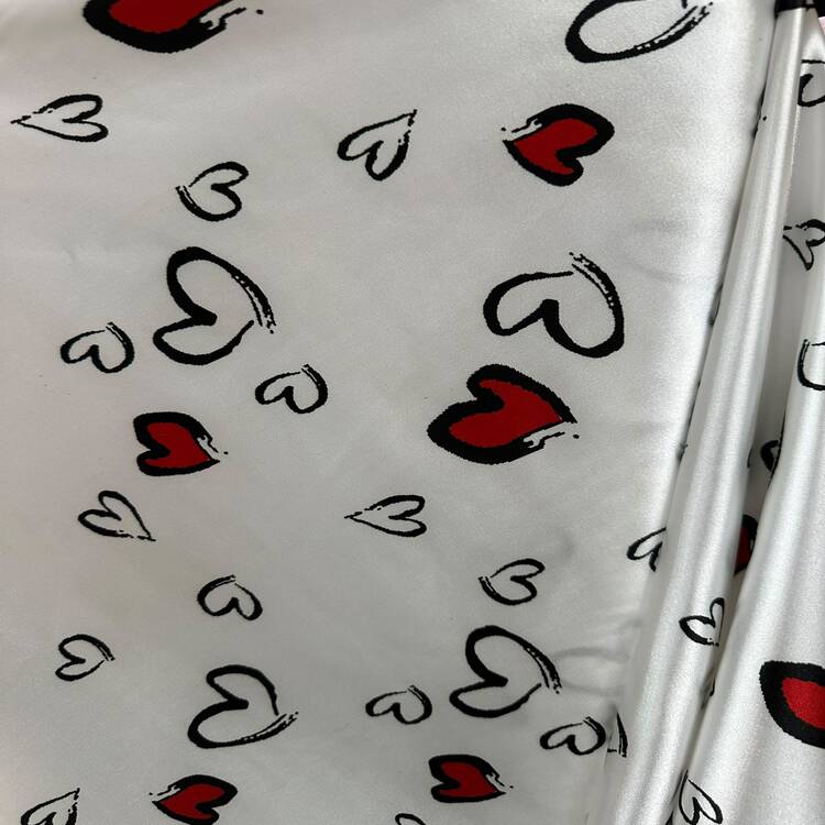 Satin elastic alb cu inimioare roșii și negre