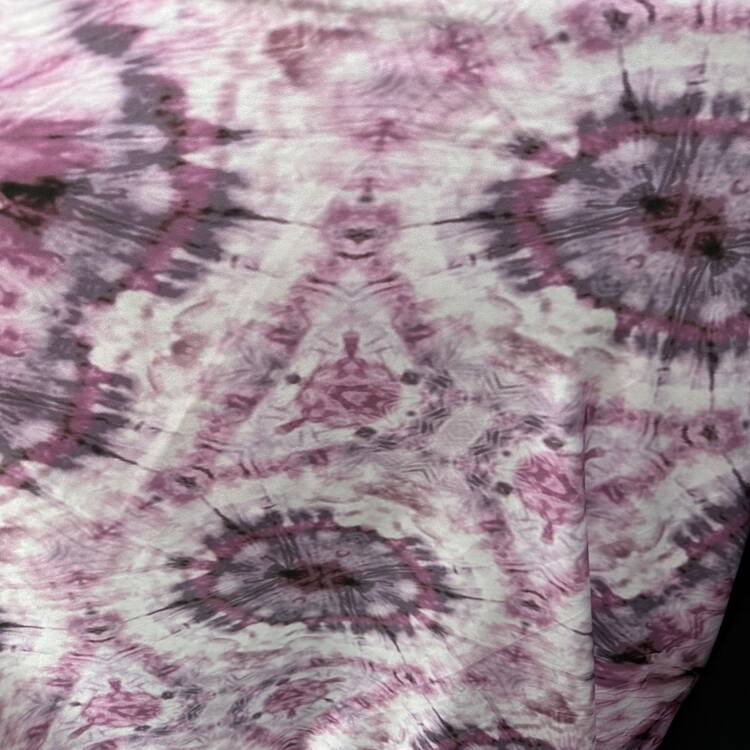 Satin elastic cu imprimeu tie-dye în nuanțe de roz și mov