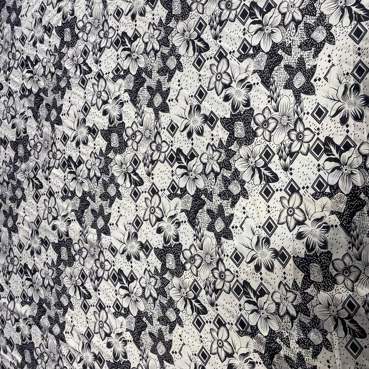 Satin elastic alb-negru cu imprimeu floral geometric