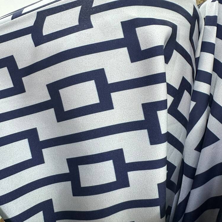 Satin elastic alb cu imprimeu geometric bleumarin