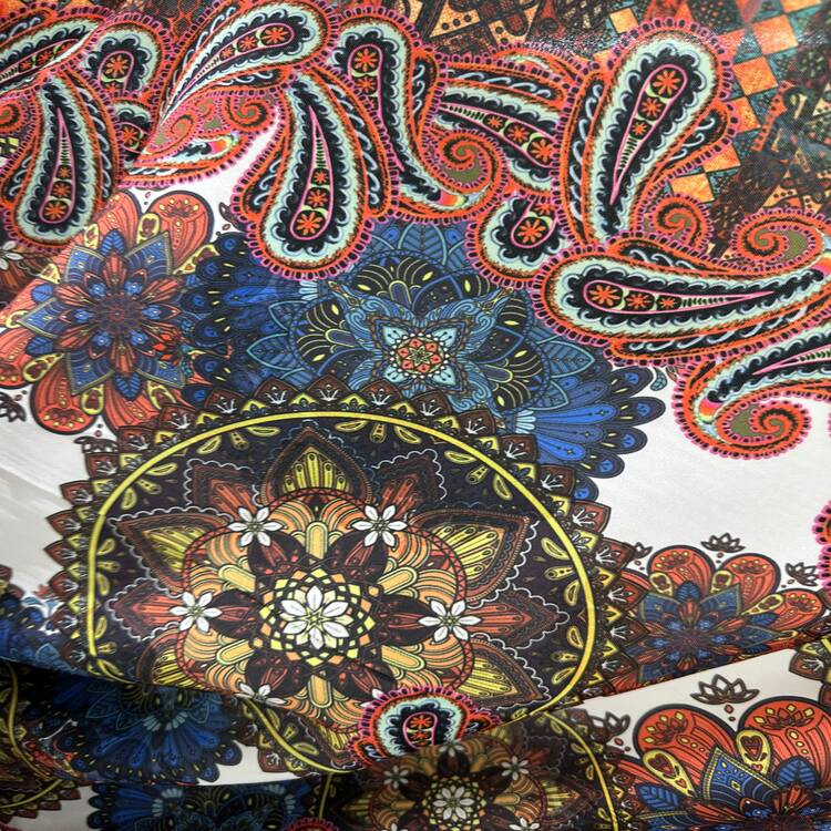 Satin elastic cu imprimeu mandala și motive paisley