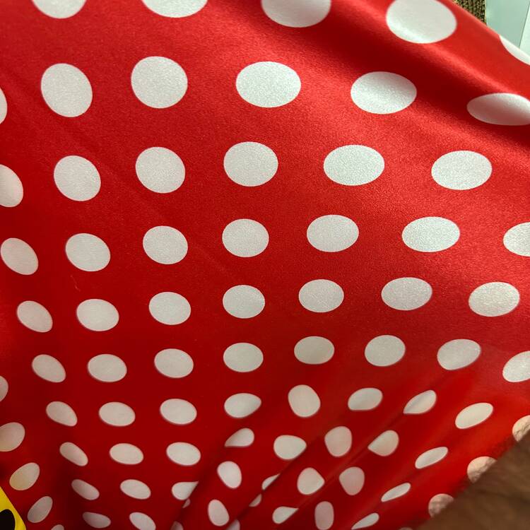 Satin elastic roșu cu buline albe