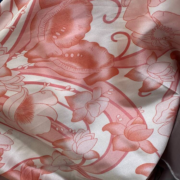 Satin elastic alb cu imprimeu floral roz