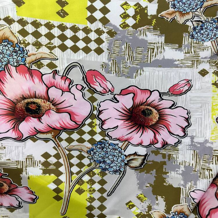 Satin elastic cu flori decorative și accente grafice