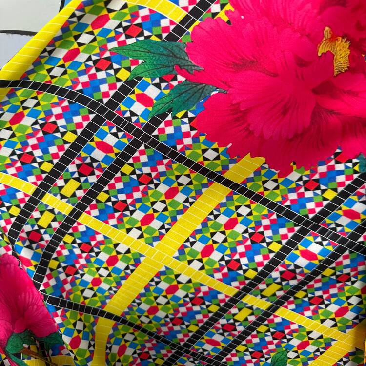 Satin elastic multicolor cu motive geometrice și florale