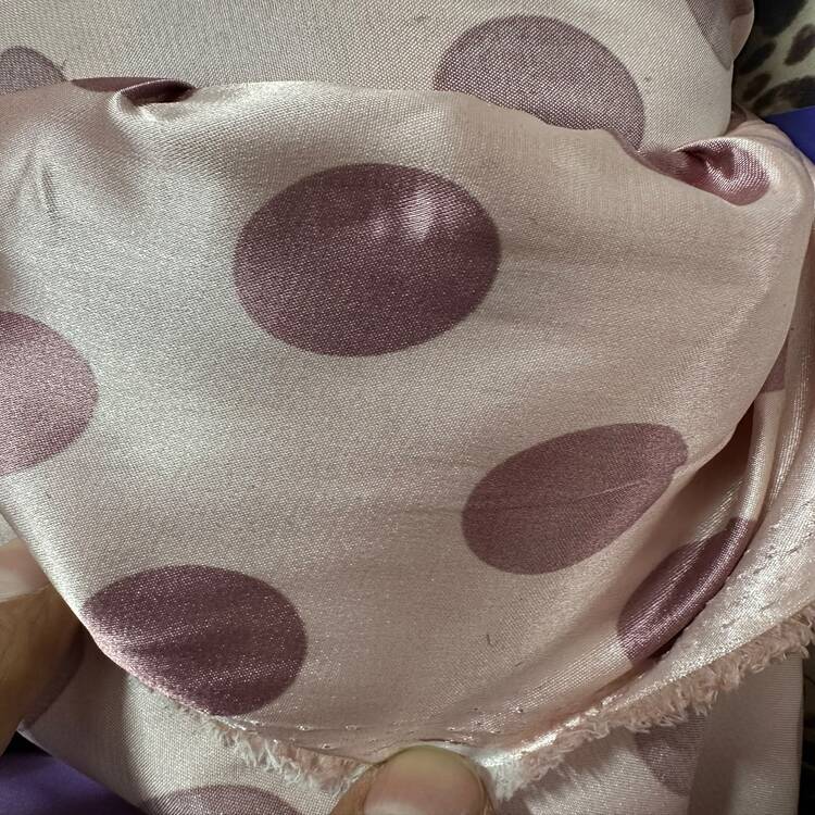 Satin elastic crem pal cu buline decorative