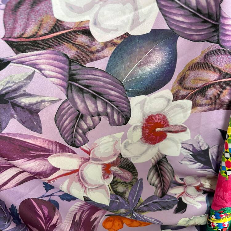 Satin elastic cu imprimeu floral în nuanțe de mov