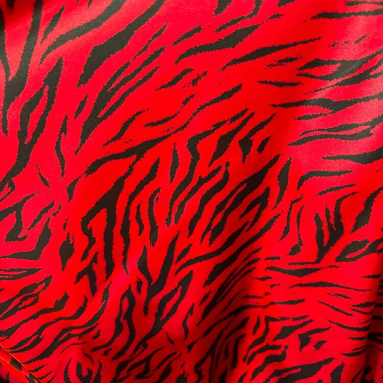 Satin elastic roșu cu model abstract negru