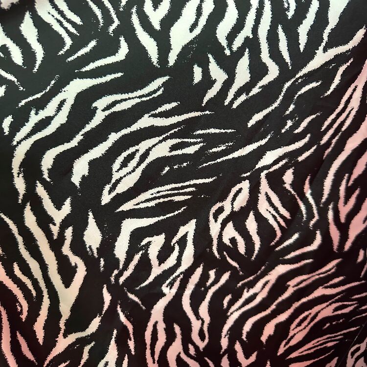 Satin elastic alb-negru cu model abstract